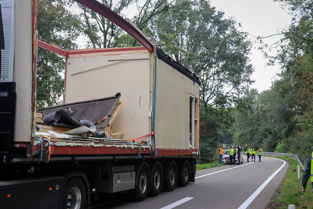 Vrachtwagenchauffeur rijdt met lading tegen viaduct