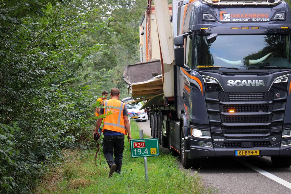 Vrachtwagenchauffeur rijdt met lading tegen viaduct