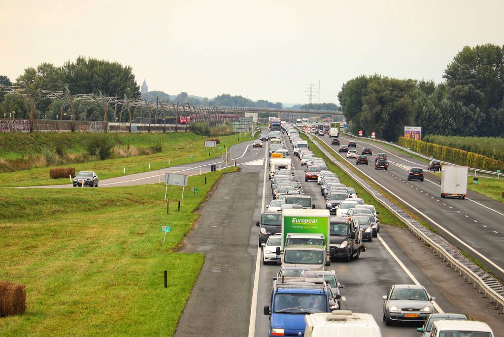 Drie auto's botsen op snelweg