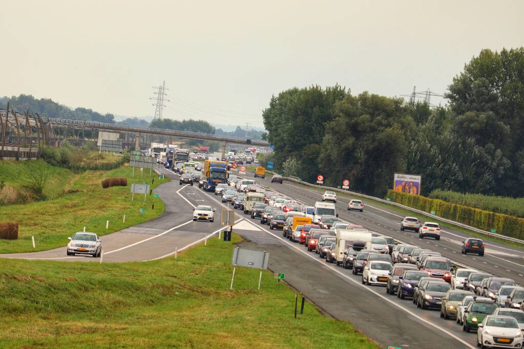Drie auto's botsen op snelweg