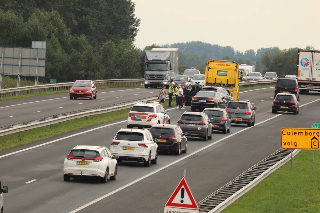 Drie auto's botsen op snelweg