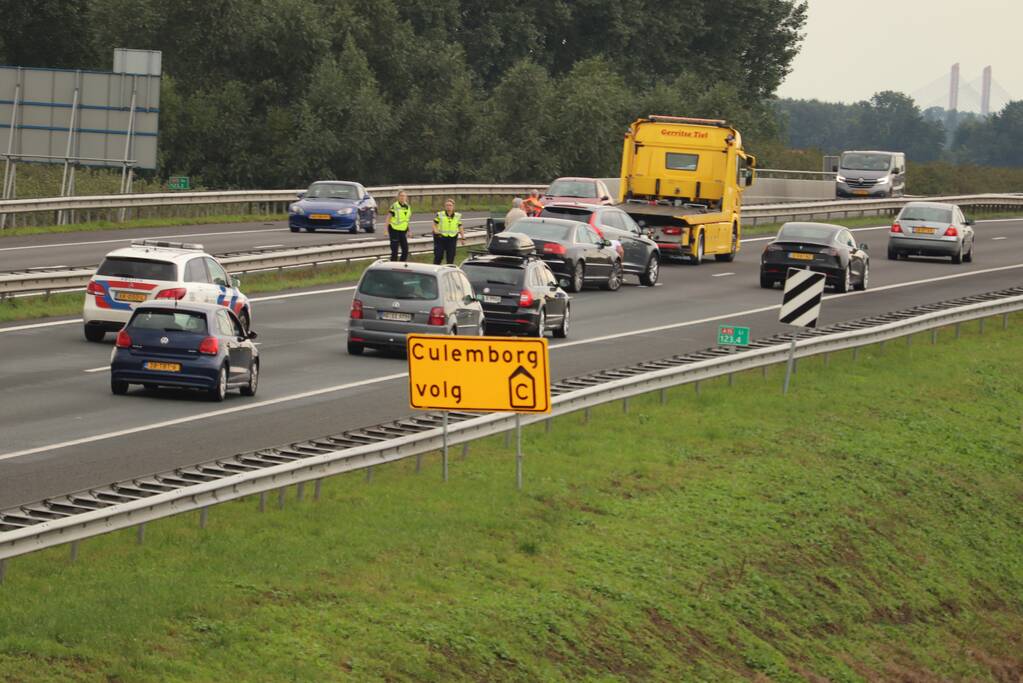 Drie auto's botsen op snelweg