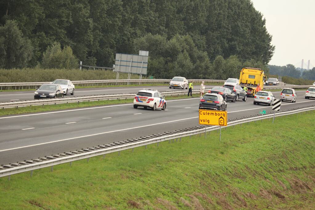Drie auto's botsen op snelweg