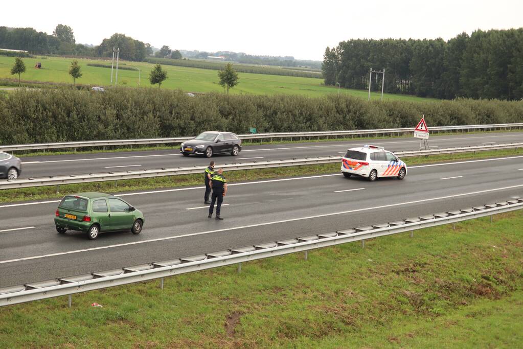 Drie auto's botsen op snelweg
