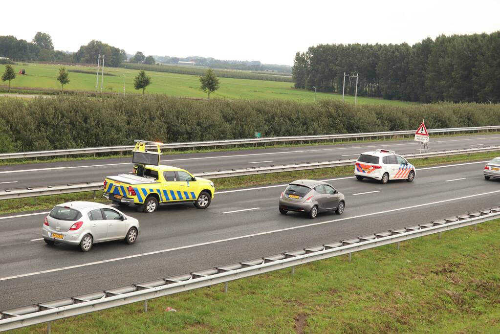 Drie auto's botsen op snelweg