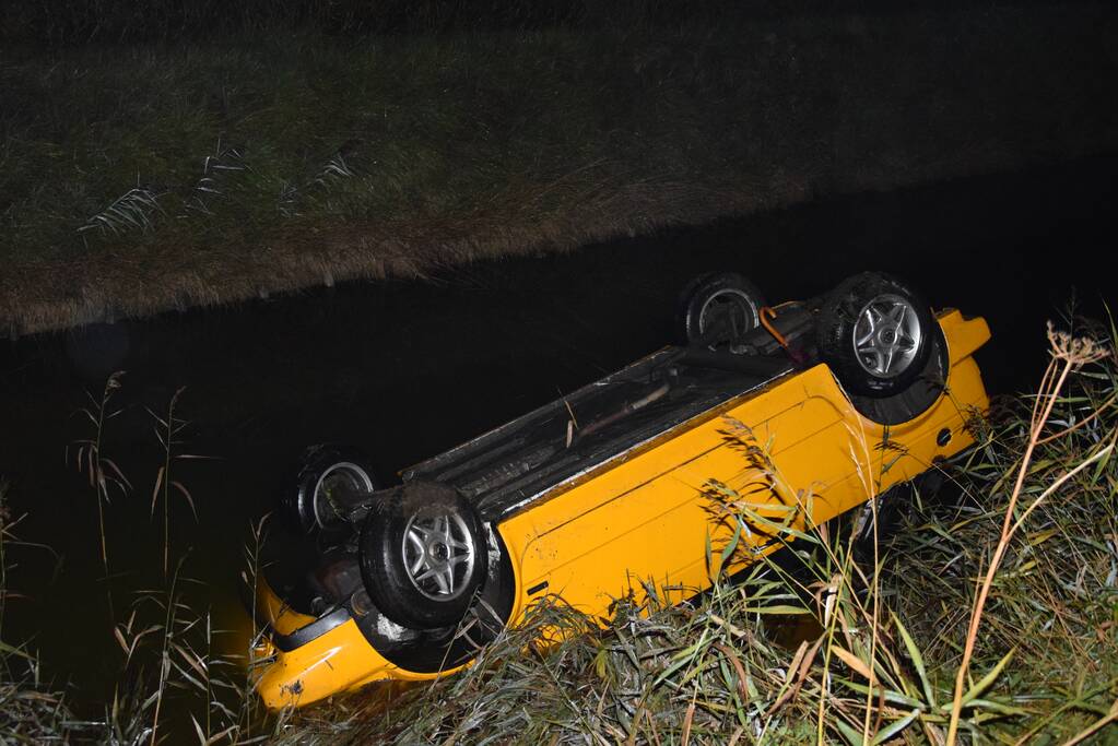 Auto belandt op de kop in het water