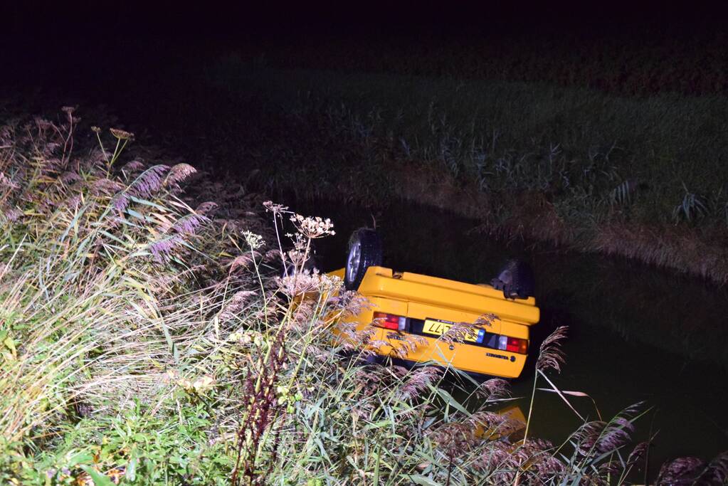Auto belandt op de kop in het water