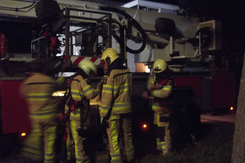 Brandweer veegt schoorsteen na brand