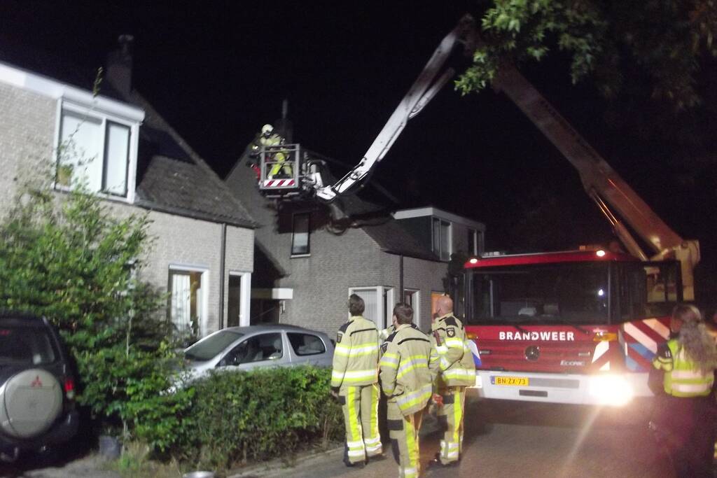 Brandweer veegt schoorsteen na brand