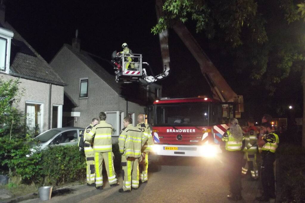 Brandweer veegt schoorsteen na brand