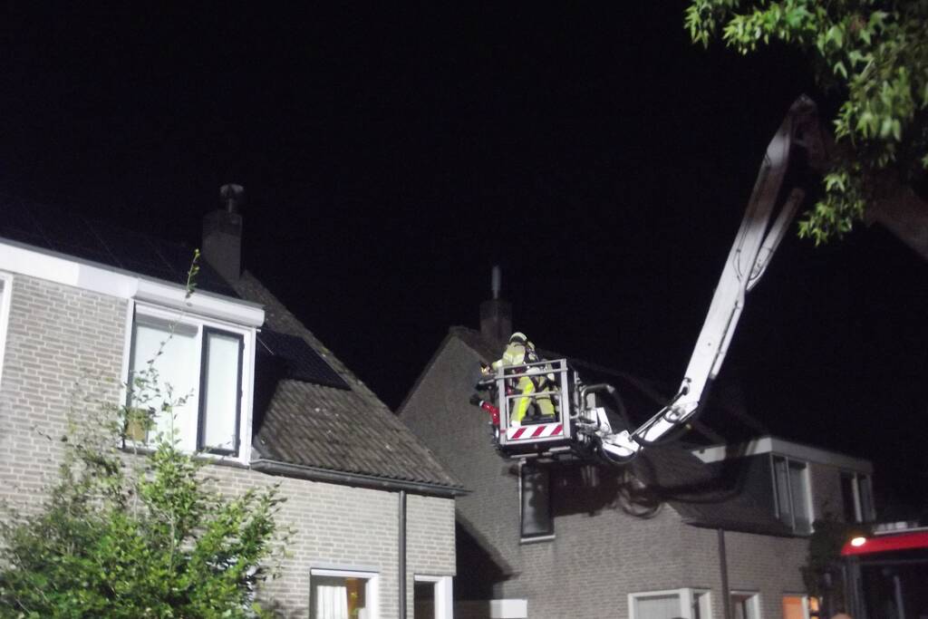 Brandweer veegt schoorsteen na brand