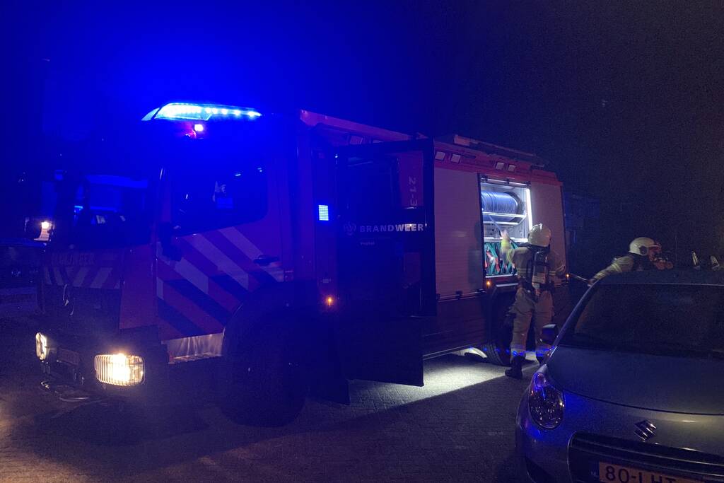 Felle autobrand onder carport