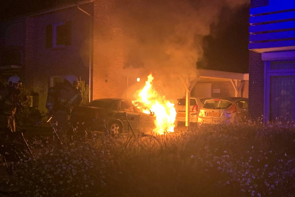 Felle autobrand onder carport