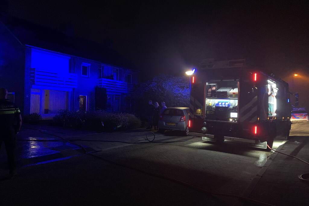 Felle autobrand onder carport