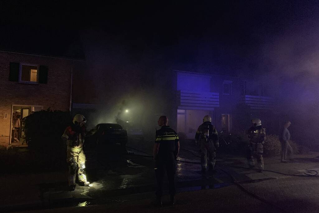 Felle autobrand onder carport