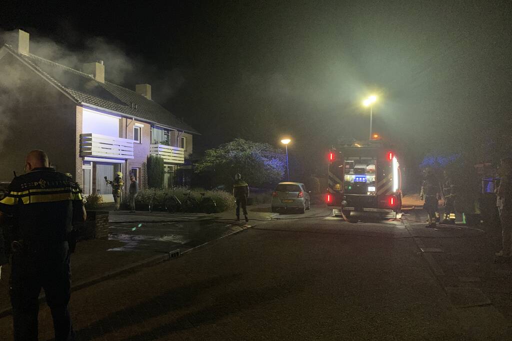 Felle autobrand onder carport