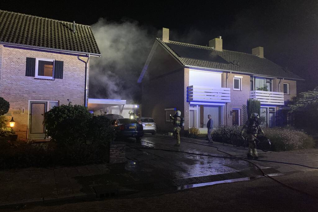 Felle autobrand onder carport