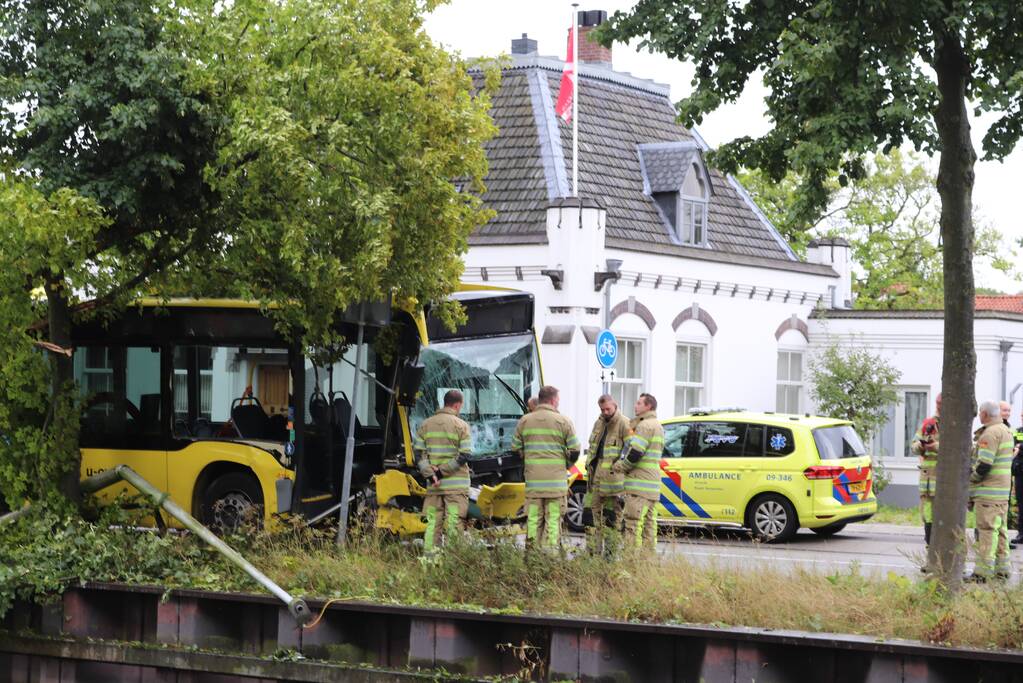 Stadsbus zwaar beschadigd na crash