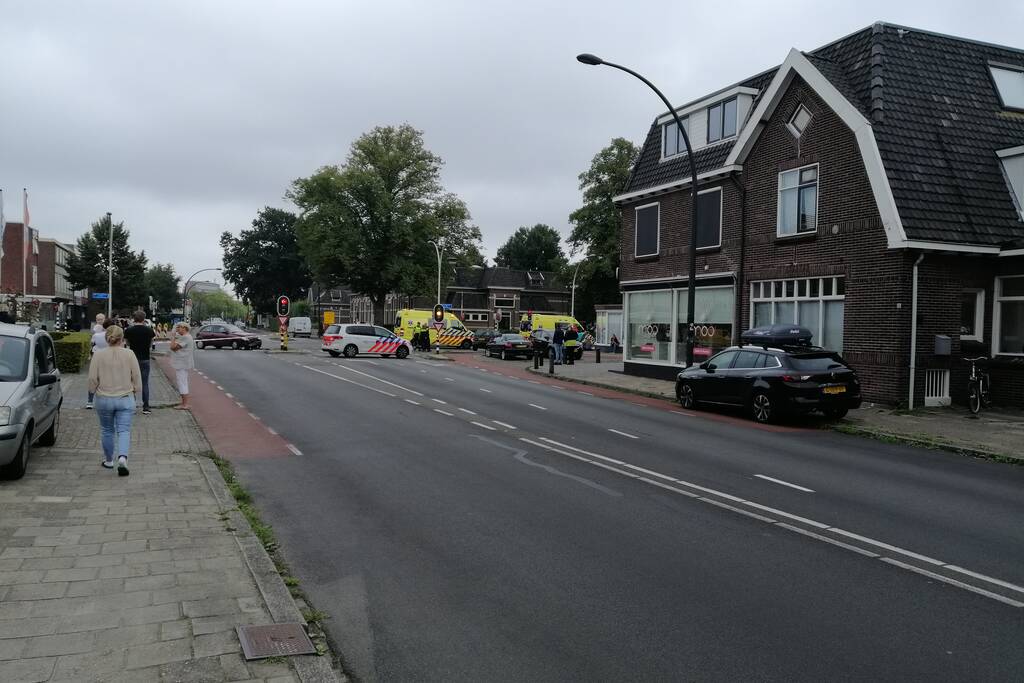 Veel schade bij aanrijding tussen twee auto's