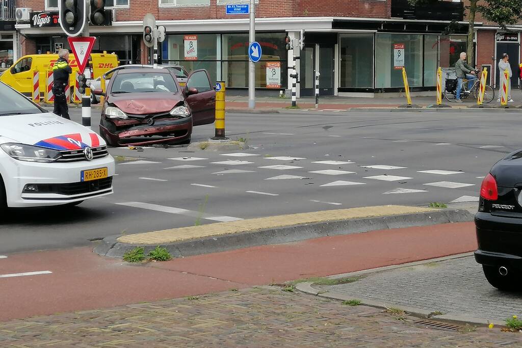 Veel schade bij aanrijding tussen twee auto's