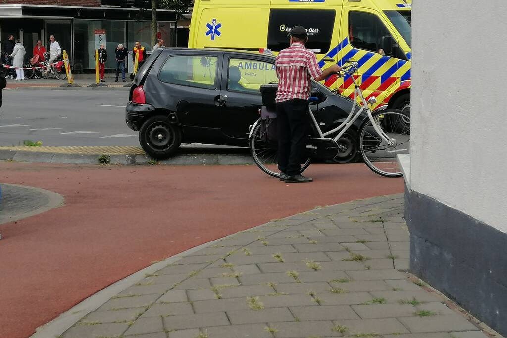 Veel schade bij aanrijding tussen twee auto's