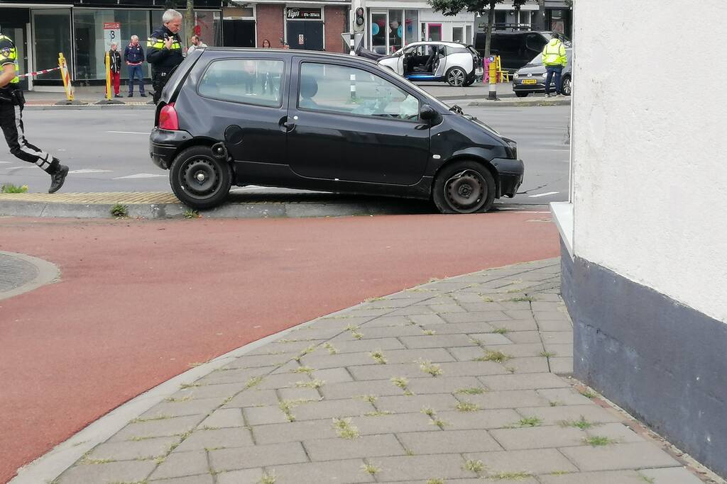 Veel schade bij aanrijding tussen twee auto's