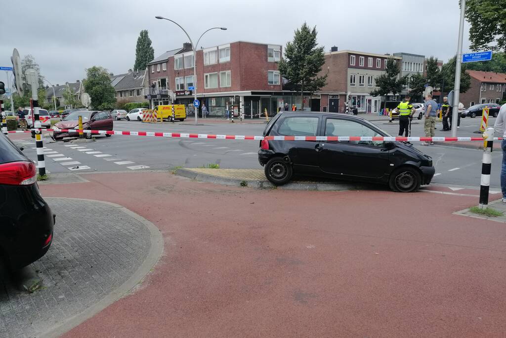Veel schade bij aanrijding tussen twee auto's