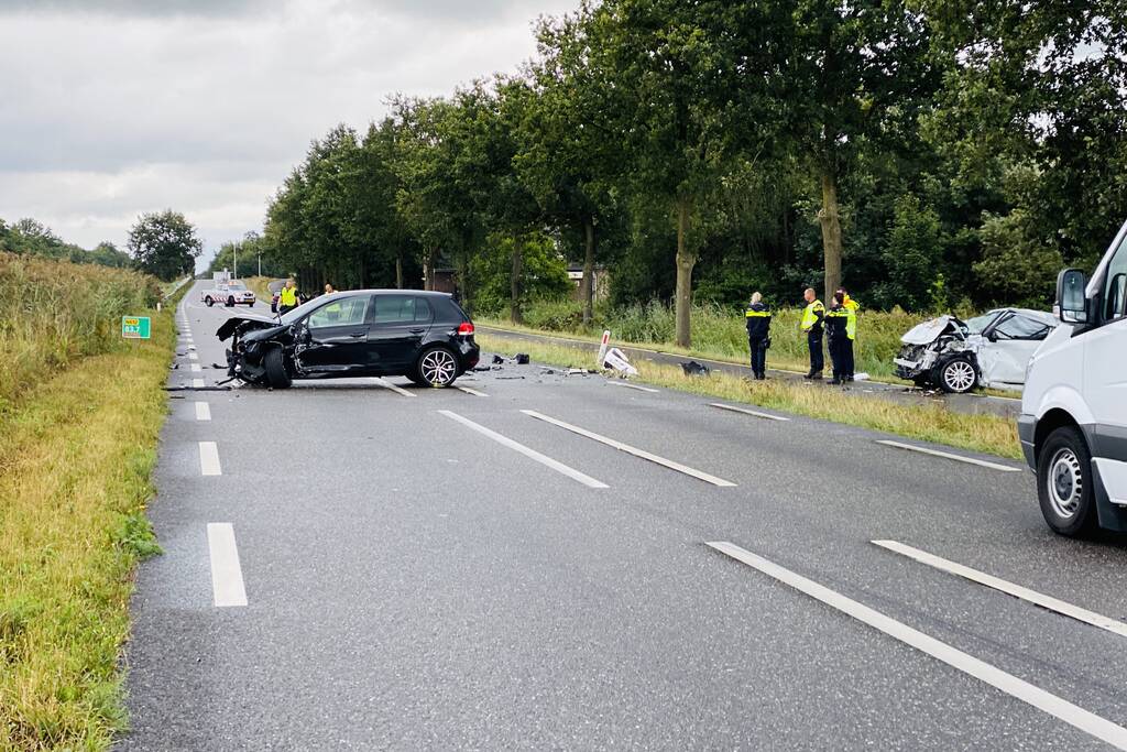 Twee zwaargewonden na frontale aanrijding