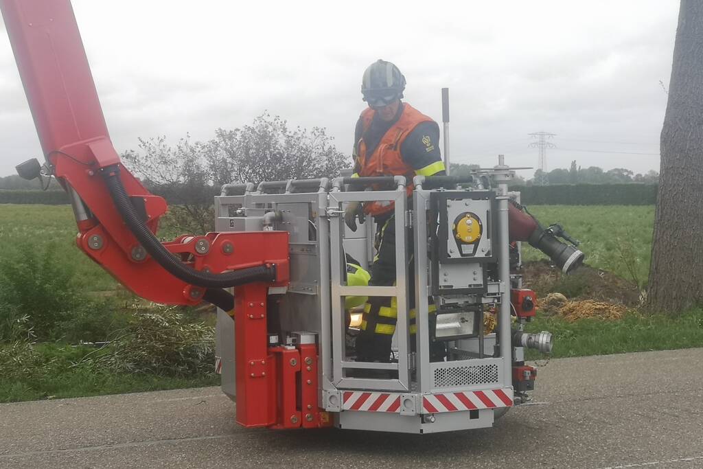 Brandweer verwijderd loshangende takken