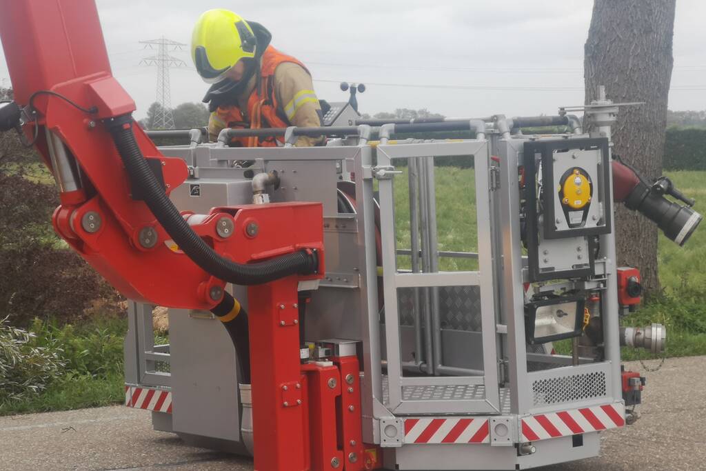 Brandweer verwijderd loshangende takken