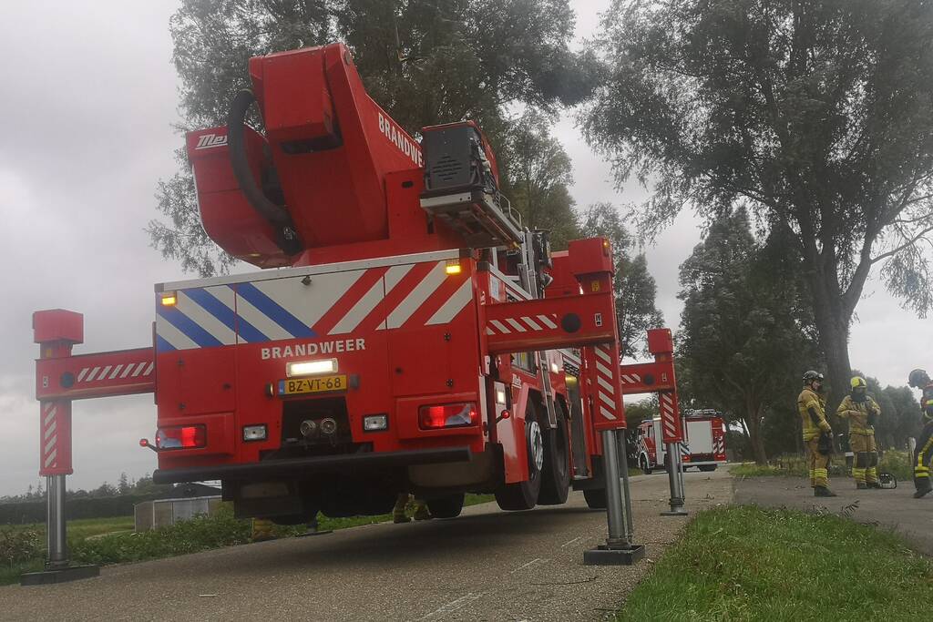 Brandweer verwijderd loshangende takken
