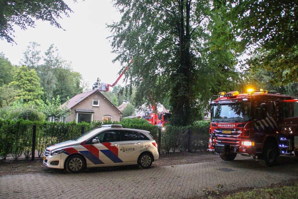 Brandweer veegt schoorsteen na brand