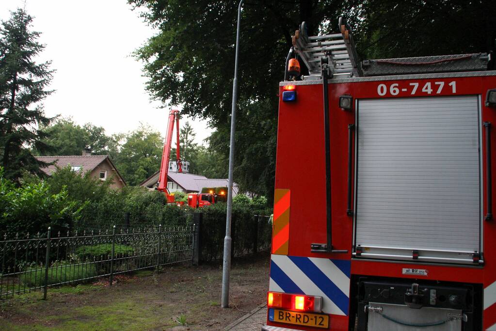 Brandweer veegt schoorsteen na brand