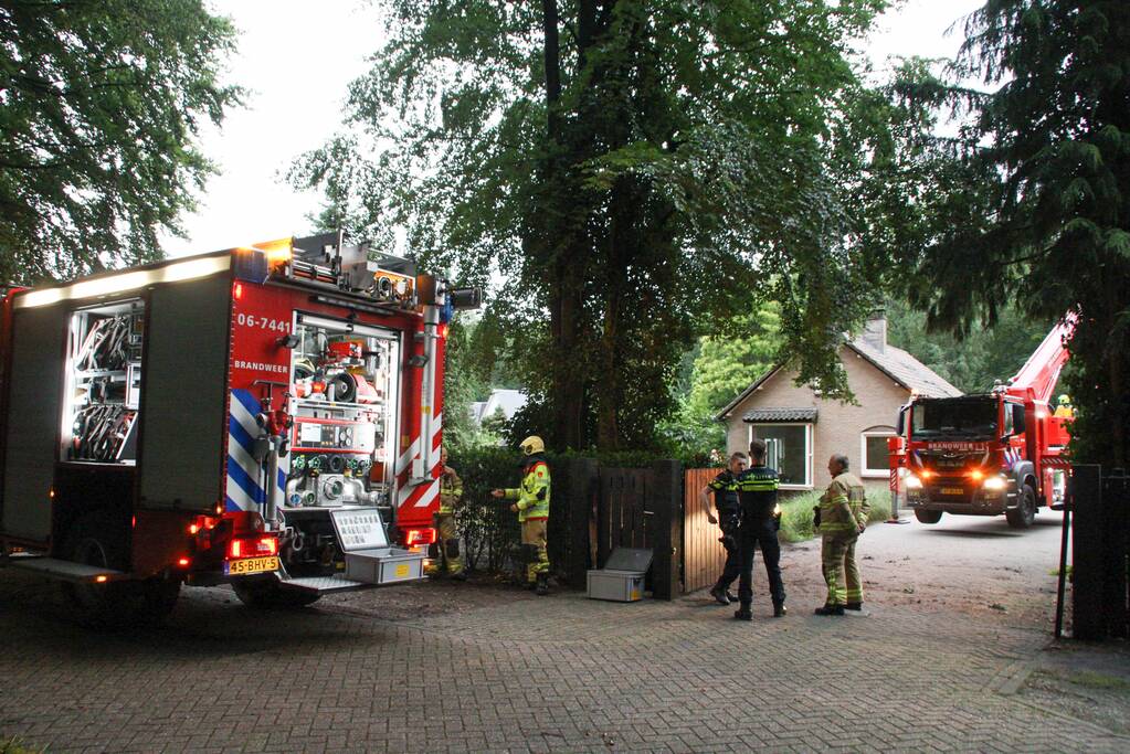 Brandweer veegt schoorsteen na brand