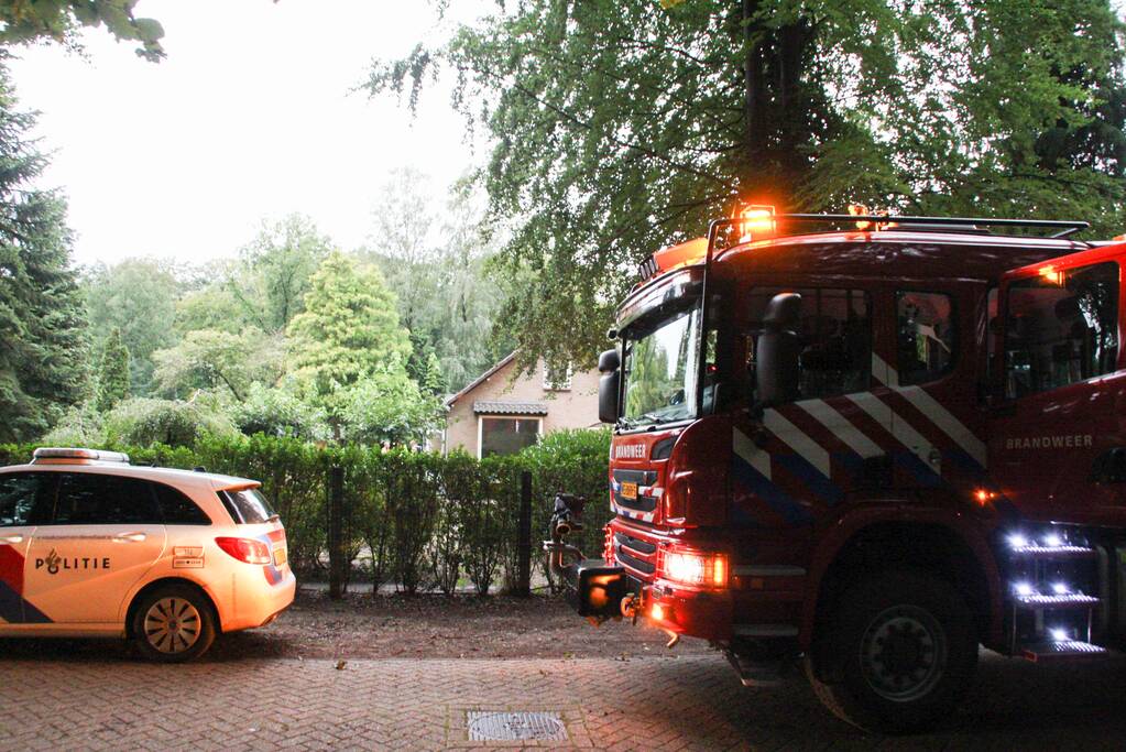 Brandweer veegt schoorsteen na brand