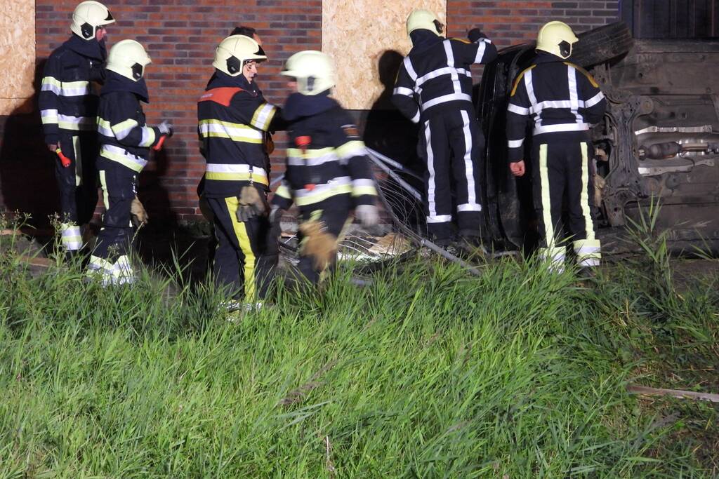 Auto raakt van de weg knalt tegen woning