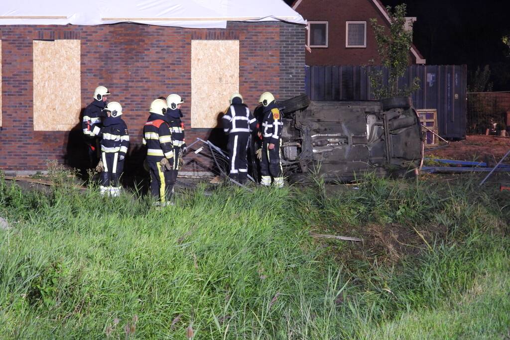Auto raakt van de weg knalt tegen woning
