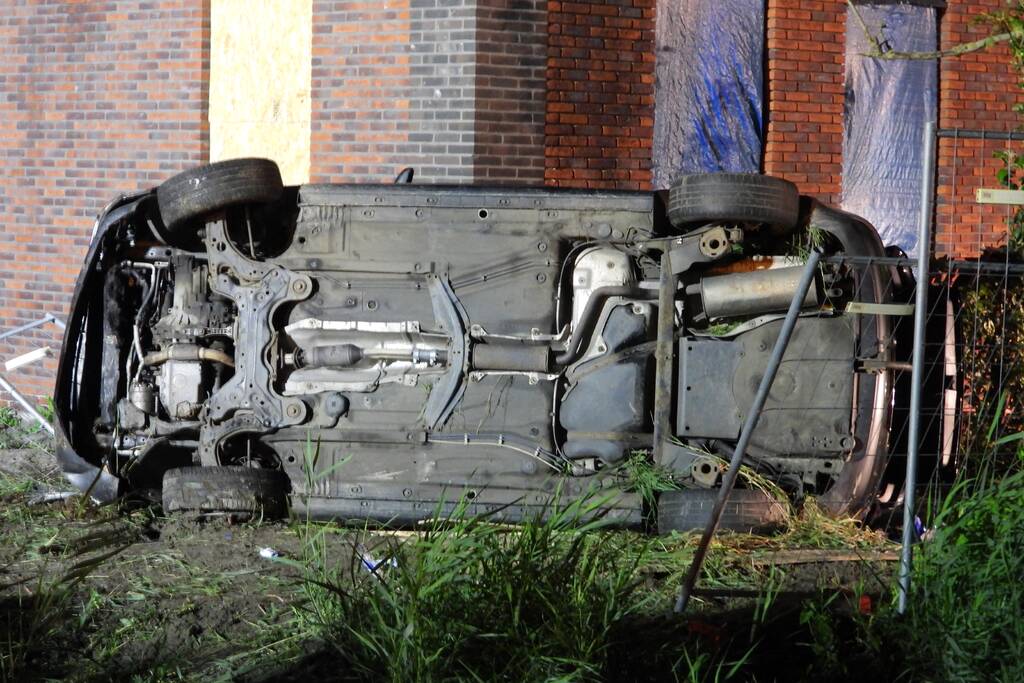 Auto raakt van de weg knalt tegen woning