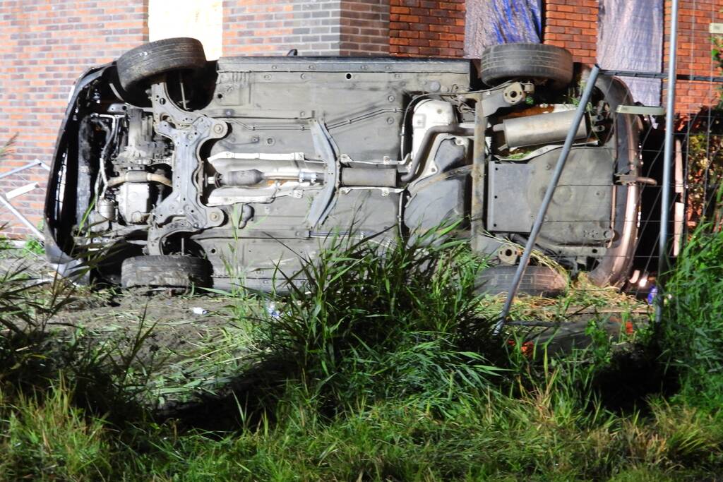 Auto raakt van de weg knalt tegen woning