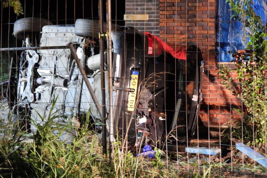 Auto raakt van de weg knalt tegen woning