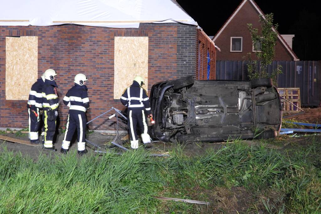 Auto raakt van de weg knalt tegen woning