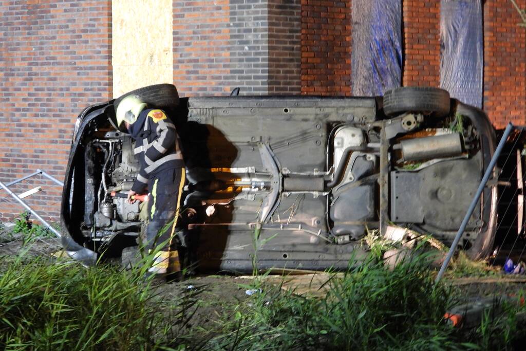 Auto raakt van de weg knalt tegen woning