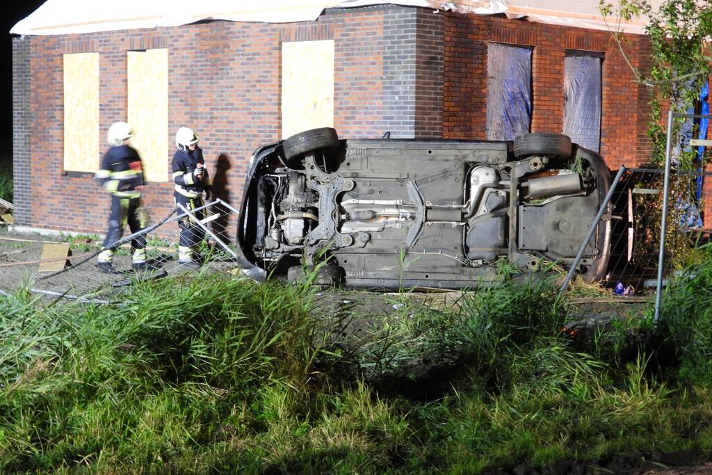 Auto raakt van de weg knalt tegen woning