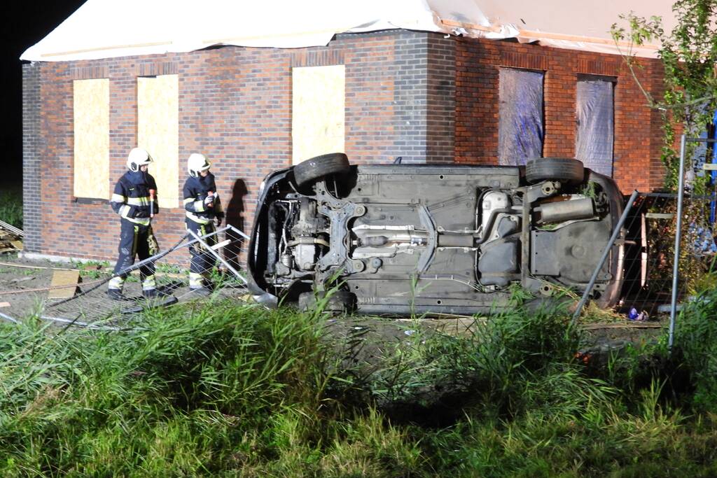 Auto raakt van de weg knalt tegen woning