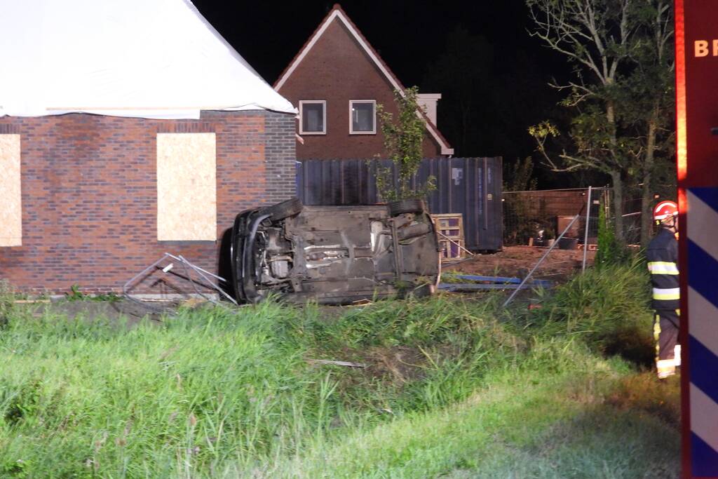 Auto raakt van de weg knalt tegen woning