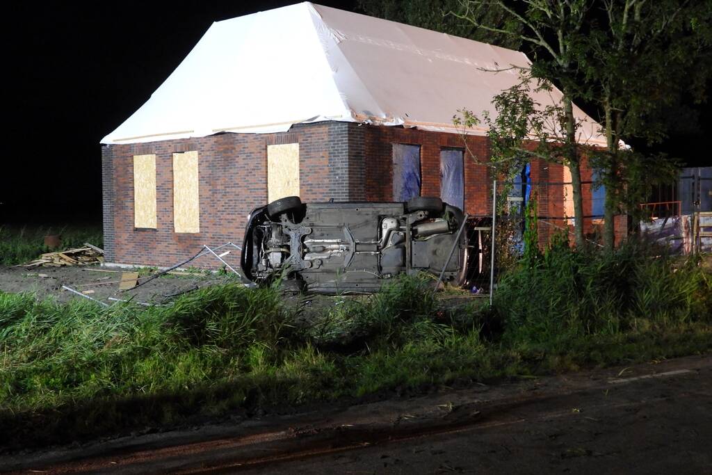 Auto raakt van de weg knalt tegen woning