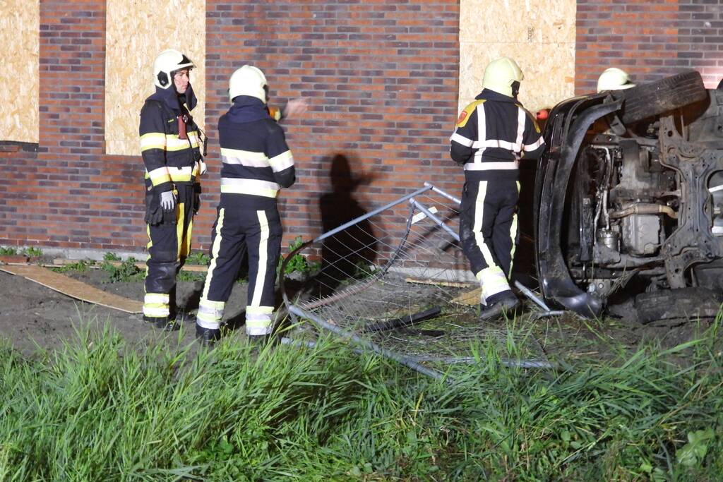 Auto raakt van de weg knalt tegen woning