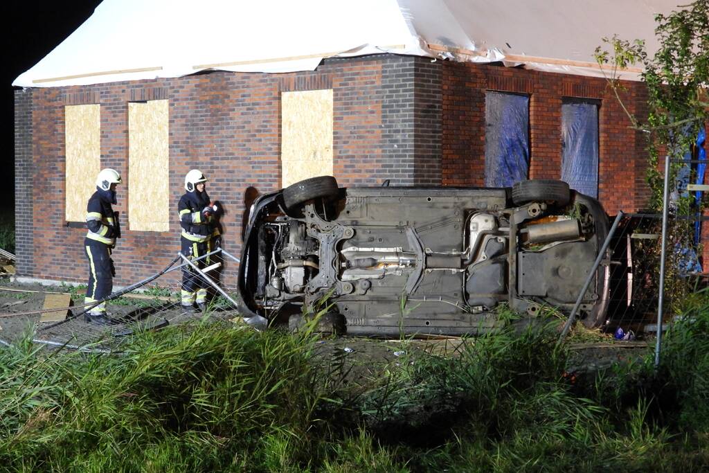Auto raakt van de weg knalt tegen woning
