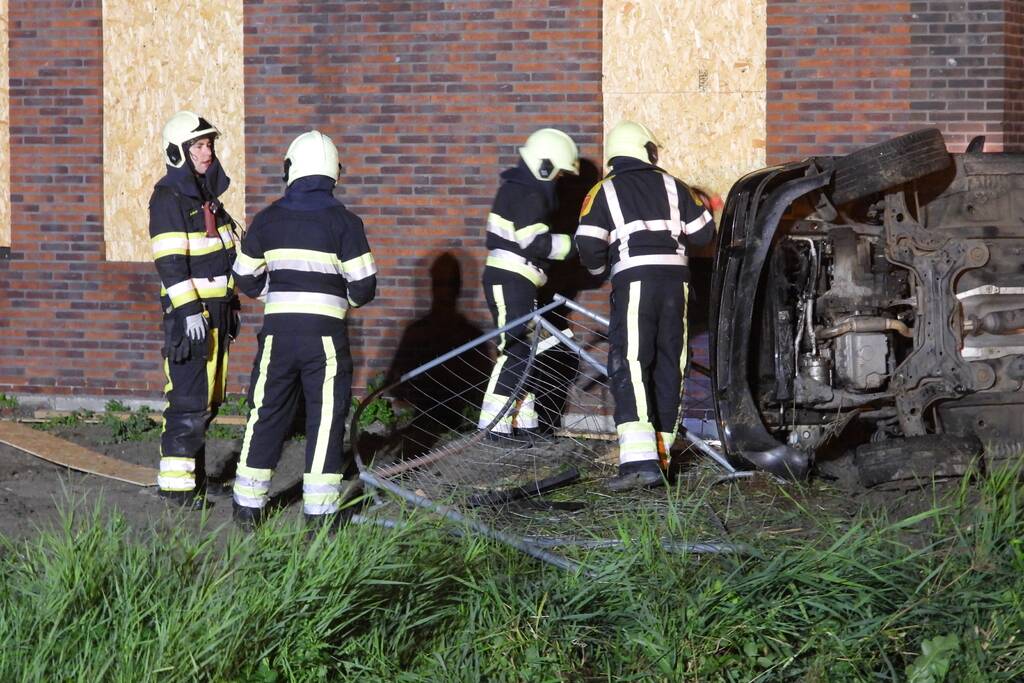 Auto raakt van de weg knalt tegen woning
