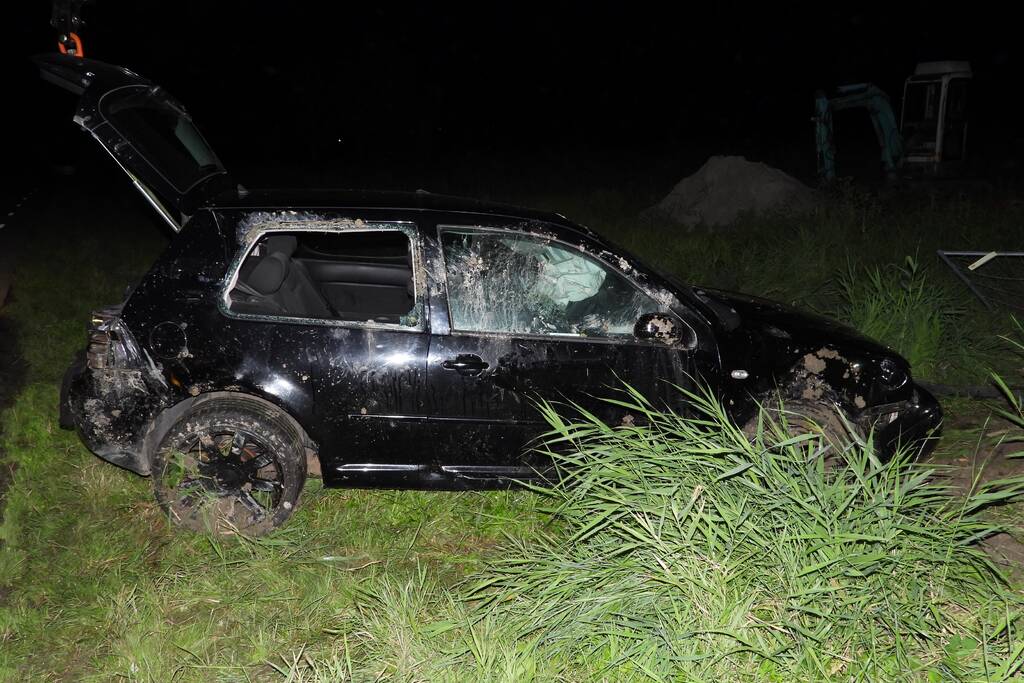 Auto raakt van de weg knalt tegen woning
